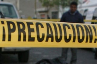 Peritos, Fiscales y Ministerios Públicos realizaron las diligencias en el lugar donde se registró el ataque, en el punto conocido como La Pangona, sobre el Periférico Oriente de Palenque, para integrar la carpeta de investigación. (ARCHIVO)