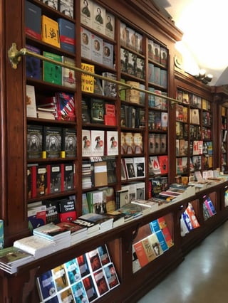 Variedad. No sólo los portugueses acuden a la librería, la clientela de otros lados abundan debido que en el lugar se encuentran libros que en otros comercios no.
