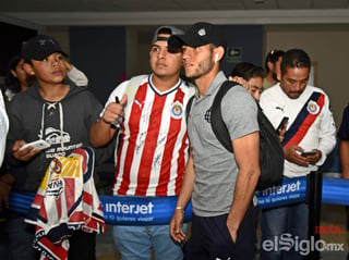 Gael Sandoval, exjugador de Santos, durante su arribo a Torreón para el duelo de este domingo ante su actual equipo, Chivas. (Jesús Galindo)