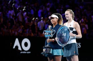 Naomi Osaka (i) derrotó 7-6, 5-7, 6-4 a Petra Kvitova en la final del Australian Open.