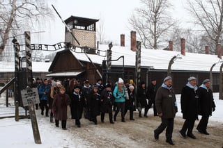 Recuerdo. Los expresos y sus invitados llegaron para la ceremonia de la liberación de Auschwitz-Birkenau. (EFE)