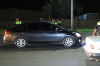 Operativo Alcoholímetro deja 18 conductores detenidos, y 43 vehículos en el corralón municipal. (EL SIGLO DE TORREÓN)