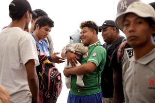 La frontera de Nogales carece de recursos necesarios para atender a nuevos migrantes que podrían llegar y hacer fila en la aduana internacional en espera de solicitar asilo en Estados Unidos, informó el Ayuntamiento local. (EFE)