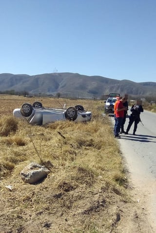 Hermanos sufren volcadura en la carretera libre a Durango por circular a exceso de velocidad; ambos fueron trasladados al Hospital General de Lerdo. (EL SIGLO DE TORREÓN)