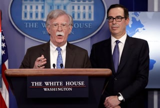 Definen. El asesor John Bolton y el secretario Steven Mnuchin dieron a conocer las sanciones. (AP)