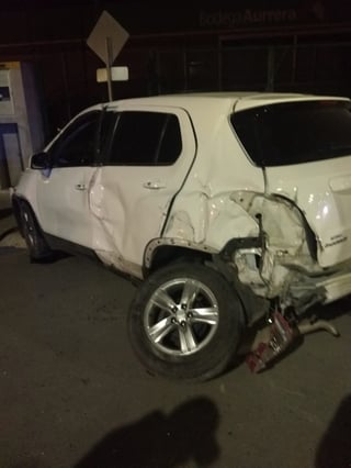 Accidente. El vehículo causó daños en las instalaciones de un centro comercial de la colonia Eduardo Guerra. (EL SIGLO DE TORREÓN) 