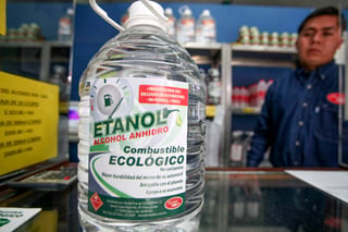 El desabasto de gasolinas detonó un mercado negro de etanol en pequeños negocios y locales de esta capital del Estado de México. (EL UNIVERSAL) 