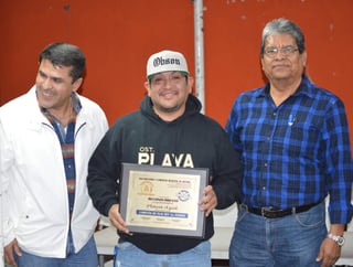 El representante de Ostioneros de Playa Azul, recibió una placa en reconocimiento a los títulos obtenidos en playoffs y rol regular.