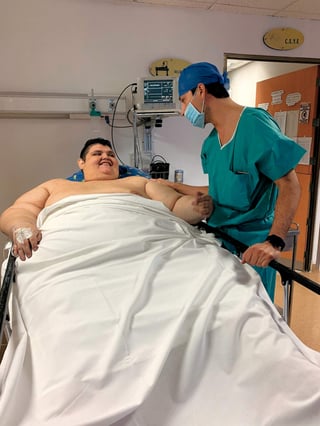 Paciente de 304 kilogramos de peso preparado para la colocación de una banda gástrica. Foto: EFE/Diana Sigala
