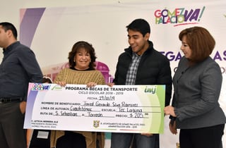 Ayuda. La alcaldesa Leticia Herrera Ale, encabezó la segunda entrega de becas escolares. (CORTESÍA)