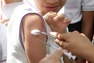 Íker, de seis años, es uno de los 776 mil niños mexicanos que no fueron vacunados contra sarampión, rubéola y paperas en 2018 por un desabasto del que tenía conocimiento la administración pasada y no se resolvió. (ARCHIVO)