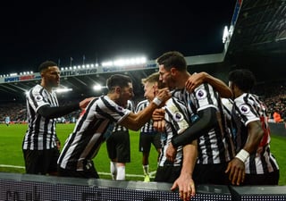 Los jugadores del Newcastle United festejan tras anotar el 2-1 que dio vuelta al marcador ante Manchester City. (Especial)