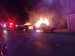 Al menos cinco vehículos fueron incendiados. (TWITTER) 