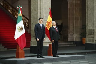 El mandatario español es el primer jefe de gobierno al que López Obrador recibe como presidente de la República. (EFE)