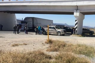 Presión. Bloquearon la carretera Saltillo-General Cepeda, para demandar que retiren el basurero tóxico en Noria de la Sabina.