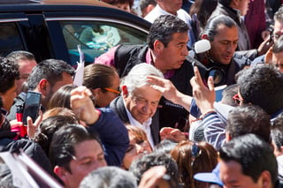 En su gira de trabajo por esta entidad, López Obrador llegó al recinto ferial de esta capital a bordo de una camioneta tipo Suburban negra sin ningún dispositivo de seguridad. (EL SIGLO DE TORREÓN) 

