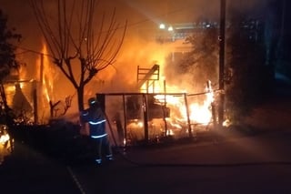 Fuego acaba con camión de tres toneladas estacionado en el patio de una casa, en ejido San Carlos, del municipio de Lerdo. (EL SIGLO DE TORREÓN)