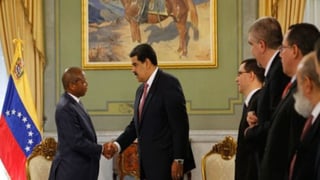 Acto. El presidente venezolano recibió ayer a los embajadores en medio de crisis de legitimidad.