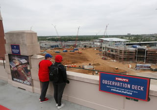 Fanáticos observaban la construcción del nuevo estadio de los Rangers de Texas, en abril del año pasado.