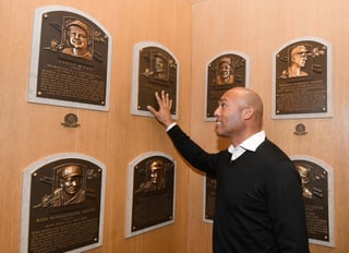 Mariano Rivera observa las placas de los primeros miembros del Salón de la Fama de Cooperstown. (ARCHIVO)