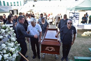 Familiares y amigos se despiden del exportero Pablo Larios en el Estadio Agustín 'Coruco' Díaz de Zacatepec, en donde le rindieron homenaje. (ARCHIVO)