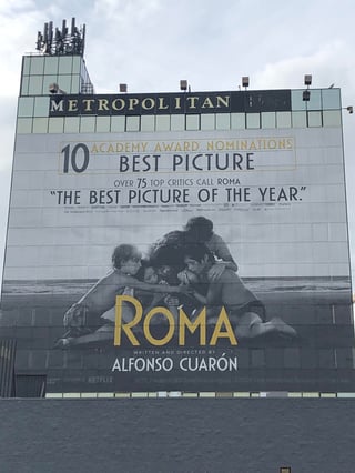Imagen. Entre las calles más emblemáticas de Hollywood, Roma, de Alfonso Cuarón, destaca en grandes espectaculares. (NOTIMEX)