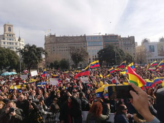 Salen a manifestar respaldo a Juan Guaidó en Barcelona. (TWITTER:@Cathrs) 
