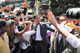  El presidente de la Asamblea Nacional de Venezuela, Juan Guaidó, llega para pronunciar un discurso en una marcha opositora este sábado en Caracas (Venezuela). (EFE) 