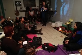 Visita. Laguneras escuchan atentas a la colombiana Andrea Natalia Barragán, quien habla sobre la Luna y la menstruación.
