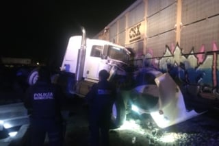 El pasado viernes por la noche, un tráiler que transportaba maquinaria pesada fue impactado por el tren en el ejido Picardías perteneciente al municipio de Lerdo.