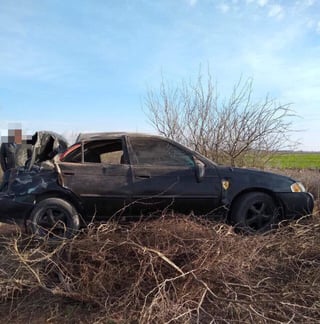 El accidente ocurrió en el kilómetro 27 de la carretera Gómez Palacio-Jiménez, donde un vehículo Nissan Sentra se salió del camino presuntamente por el exceso de velocidad.