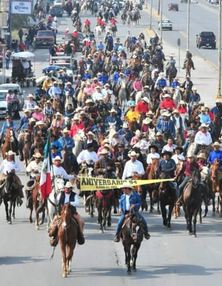 
La cabalgata inició en Monclova con unos cientos de jinetes, pero en el camino se sumaron más hasta alcanzar cerca de mil participantes.


