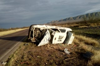 El vehículo volcó cerca de las 02:00 horas del domingo en la carretera libre a Durango. Hasta la hora en que fue retirado, el automóvil fue blanco de la rapiña. (EL SIGLO DE TORREÓN)