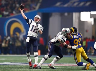 Cuando los Patriots necesitaron un puntaje, Brady, completó cuatro pases consecutivos, incluido un par que cubrió 47 yardas a Rob Gronkowski.