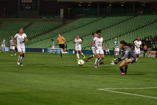 Un gol de Perla Navarrete a cuatro minutos del final, le dio un agónico triunfo por la mínima diferencia al León Femenil sobre las Guerreras, esta noche en la grama del Estadio Corona. (EL SIGLO DE TORREÓN)