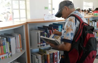 Sitio. Una persona ve un libro en la biblioteca de Aracataca. (ESPECIAL)