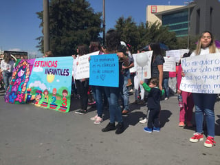 Maestras, padres de familia, infantes y dueños de estancias infantiles de la Comarca Lagunera de Coahuila, marcharon ayer lunes 4 de febrero en contra del recorte que sufrió el programa en la actual administración federal.  (EL SIGLO DE TORREÓN/GUADALUPE MIRANDA)