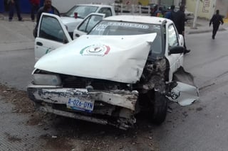 Se impactan por alcance taxi contra camioneta en la carretera Gómez Palacio - Jiménez; no se registraron lesionados. (EL SIGLO DE TORREÓN)