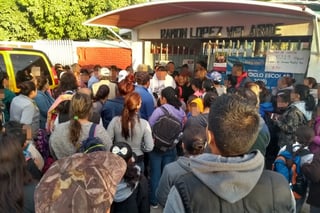 Problema escolar. La Escuela Primaria 'Ramón López Velarde' amaneció el martes cerrada a los alumnos y docentes. (ROBERTO ITURRIAGA)