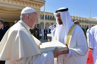 Fin. El Pontífice se despidió del príncipe heredero, el Jeque Mohammed bin Zayed Al Nahyan. (EFE)