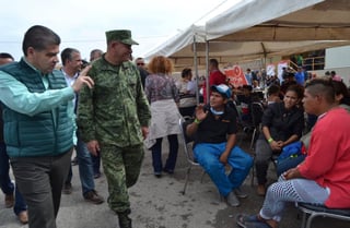 Ayuda humanitaria. El gobernador del estado, Miguel Riquelme hizo un recorrido por el lugar que se acondicionó para los migrantes.