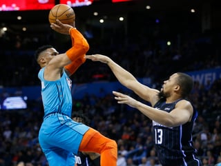 Russell Westbrook metió 16 puntos, bajó 15 rebotes y repartió 16 asistencias en la victoria del Thunder 132-122 sobre el Magic.