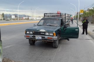 Percance. Se impactan por alcance taxi contra camioneta en la carretera Gómez Palacio-Jiménez. (EL SIGLO DE TORREÓN) 