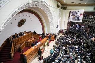 Paso. La Asamblea Nacional encabezada por el líder opositor Juan Guaidó aprobó ayer la ley que regiría la 'transición política' si llegara a concluir el gobierno de Nicolás Maduro. (EFE)