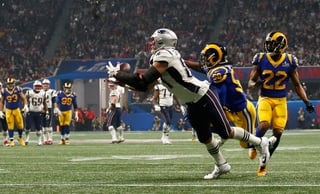 Rob Gronkowski atrapa un pase de Tom Brady dentro de la yarda 2 y deja todo listo para la única anotación del Super Bowl del domingo.