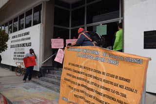 Reacción. Trabajadores de la Casa de la Cultura Ernestina Gamboa de Gómez Palacio, cerraron paso a las instalaciones. (MA. ELENA HOLGUÍN)