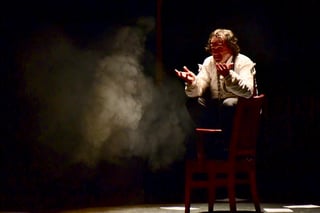 Angustia. El actor, Rafael Perrín, es un as a la hora de infundir terror en un escenario teatral. (EL SIGLO DE TORREÓN)