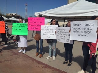 Maestras, padres de familia, infantes y dueños de estancias infantiles de la Comarca Lagunera de Coahuila, marcharon el lunes 4 de febrero en contra del recorte que sufrió el programa en la actual administración federal.  (EL SIGLO DE TORREÓN/GUADALUPE MIRANDA)