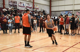 Encabezados por el gerente deportivo Samir Jaidar y por el presidente del equipo, Axdrúval Ávila, los jugadores de la Maquinaria Naranja acudieron a una visita al gimnasio de la UANE, donde fueron recibidos por entusiastas jóvenes practicantes del baloncesto. (JESÚS GALINDO)