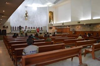 En punto de las 18:00 horas se iniciaron los servicios religiosos en la Catedral de Nuestra Señora del Carmen; se tuvo la presencia de diversos representantes de los medios de comunicación en la región, además de miembros de la Asociación de Periodistas de Coahuila y Durango, Voces Irritilas A.C. (EL SIGLO DE TORREÓN)